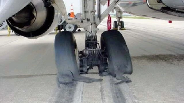 Batman Havalimanında Lastiği Patlayan Uçak Uçuşu Engelliyor