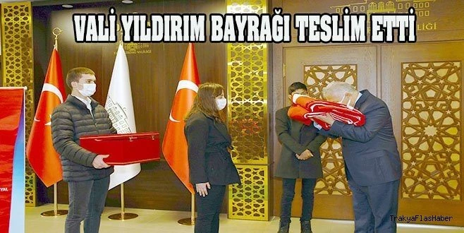 BAYRAĞI VALİ YILDIRIM  TESLİM ETTİ