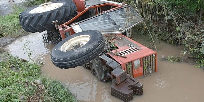  SELDE DEVRİLEN TRAKTÖRDEKİ 2 KİŞİ KURTARILDI