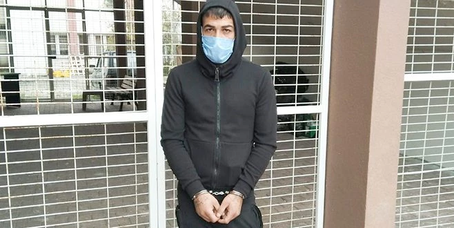  CEZAEVİ FİRARİSİ KANEPENİN ALTINDA SAKLANIRKEN YAKALANDI