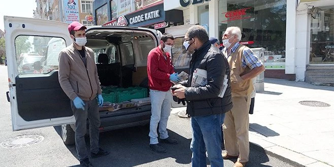 KISITLAMA GÜNLERİNDE GAZETE SATIŞI ARAÇLA YAPILDI