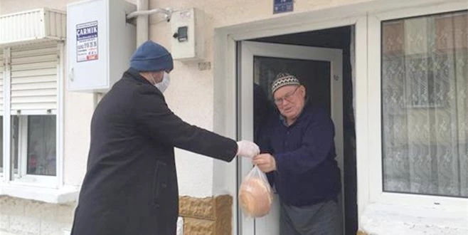  İMAMLAR EVDE KALAN VATANDAŞLARIN YARDIMINA KOŞUYOR