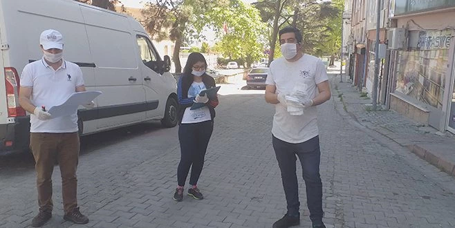 KAPI KAPI MASKE DAĞITIYORLAR