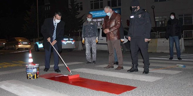 ÇERKEZKÖY`DE YAYA GECİDİNE KIRMIZI ÇİZGİ ÇEKTİLER