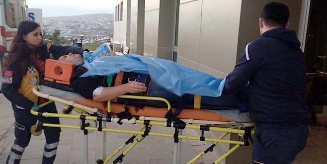 ALKOLLÜ SÜRÜCÜ DURAN ARACA ÇARPTI: 2 YARALI