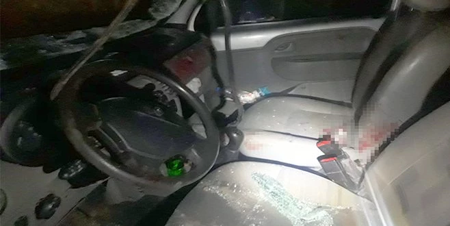 YOLDAN GEÇEN 2 KİŞİYİ METRELERCE SAVURDU