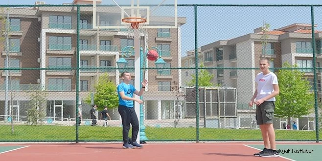 KİMİSİ SAHAYA, KİMİSİ BİSİKLETE KOŞTU