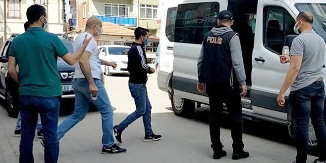 KARANTİNA FİRARİSİ MARKETE GİDERKEN YAKALANDI