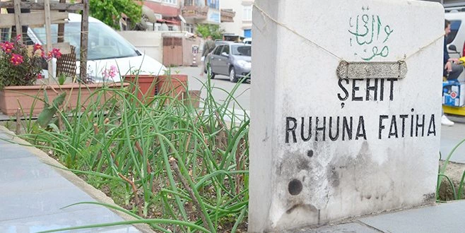 APARTMANLARIN ARASINDA, KALDIRIM ÜZERİNDE GİZEMLİ ŞEHİT MEZARI