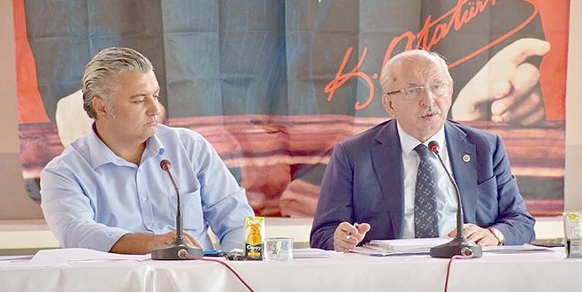  TAMİRİ BİTEN ÇATIDA YANGIN ÇIKTI, MAHALLELİ SOKAĞA DÖKÜLDÜ