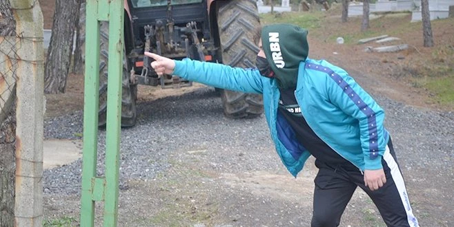 MEZARLIĞIN KAPISINI ÇALDILAR