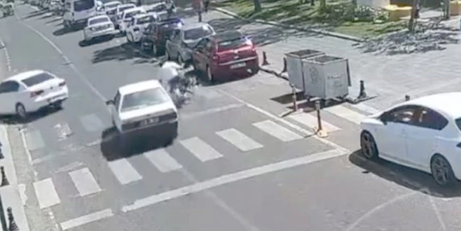 ÖNÜNDEKİ ARACIN ÇARPTIĞI MOTOSİKLETLİ METRELERCE SÜRÜKLENDİ