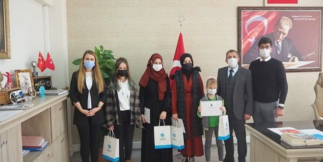 YARIŞMADA DERECEYE GİREN ÖĞRENCİLERE ÖDÜLLERİ VERİLDİ