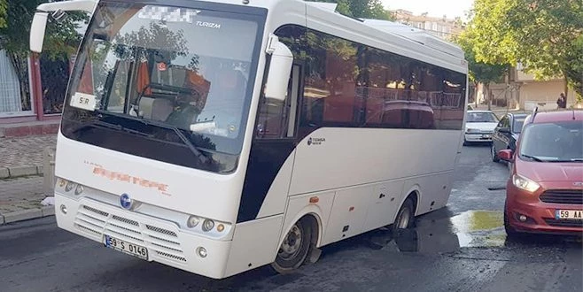 YOL ÇÖKTÜ İŞÇİ SERVİSİ MAHSUR KALDI