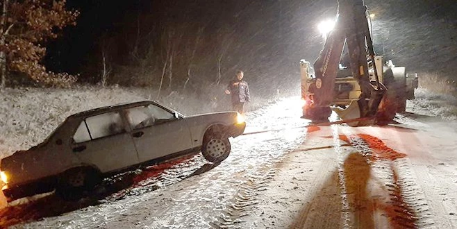 TEKİRDAĞ?DA KARLI YOLDA SÜRÜCÜLERİN ZOR ANLARI