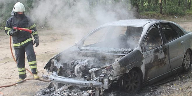 ORMANDAKİ OTOMOBİL DE ÇIKAN GİZEMLİ YANGIN