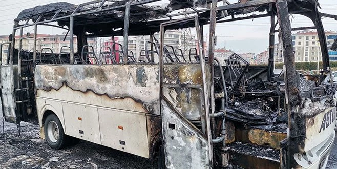 İŞÇİ SERVİSİ ALEVLERE TESLİM OLDU, FACİADAN DÖNÜLDÜ 