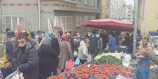 VİRÜSE MEYDAN OKUDULAR, PAZAR HINCA HINÇ DOLDU