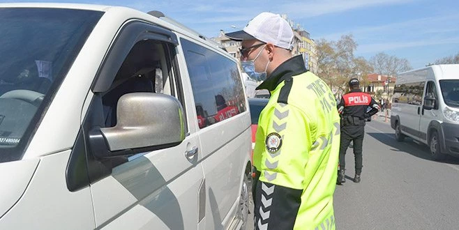 POLİSİ GÖREN MASKE TAKTI