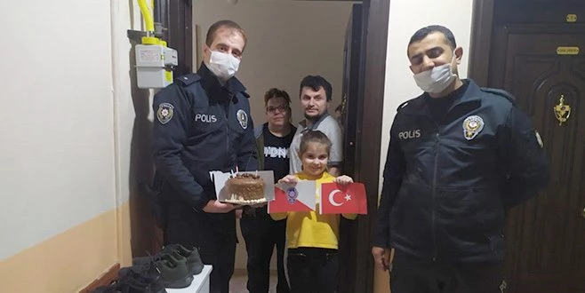 POLİS AĞABEYLERİNDEN 23 NİSAN ÇOCUKLARINA SÜRPRİZ