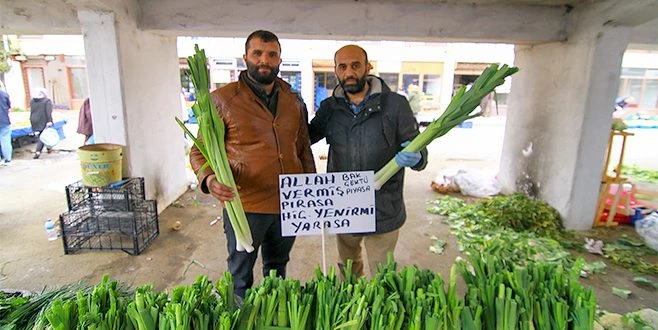 PAZARCI ESNAFINDAN KORONA VİRÜSE İLGİNÇ PANKART