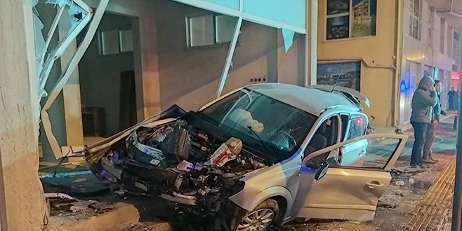 OTOMOBİLİYLE DALDIĞI DÜKKANDA KURTARILMAYI BEKLEDİ