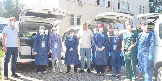 SAĞLIK ÇALIŞANLARI ANTİKOR TESTİ İÇİN KAPI KAPI GEZİYORLAR