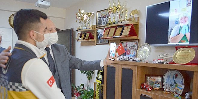 3 AY SONRA SAĞLIK ÇALIŞANI OĞLUNU BÖYLE GÖREBİLDİ