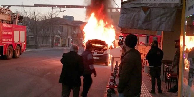 SERVİS ARACI YOL ÜZERİNDE ALEV ALEV YANDI