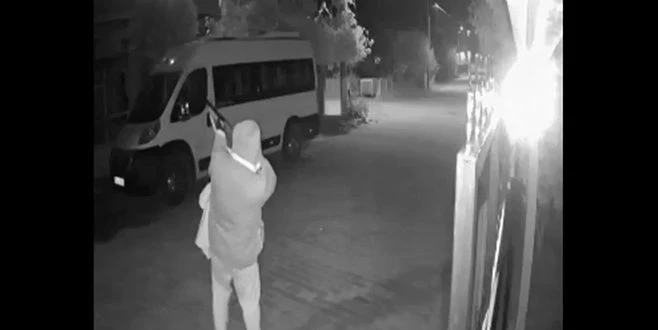 EVE KURŞUN YAĞDIRIP KAÇTI