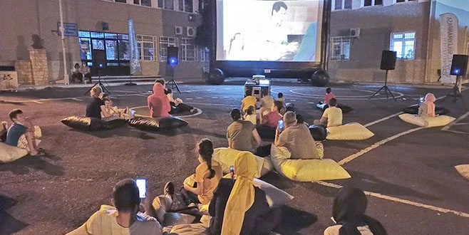 AÇIK HAVA SİNEMASI ALTINOVA VE ZAFER MAHALLESİ?NE KONUK OLDU