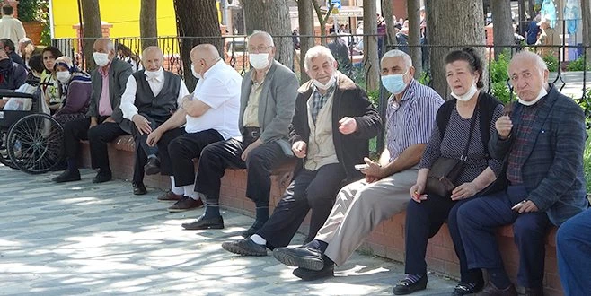  65 YAŞ ÜZERİ VATANDAŞLAR 4. KEZ SOKAĞA ÇIKTI