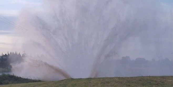 SU METRELERCE YÜKSEĞE FIŞKIRDI EKİPLER ANİDEN MÜDAHALE ETTİ