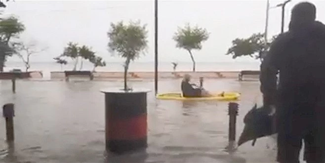  SU BASAN CADDEDE KAYIKLA GEZDİ