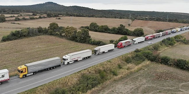 HAMZABEYLİ SINIR KAPISI?NDA 25 KİLOMETRELİK TIR KUYRUĞU OLUŞTU