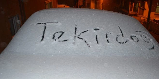  ARAÇLAR KARLA KAPLANDI, BAZI VATANDAŞLARA SOKAĞA ÇIKTI