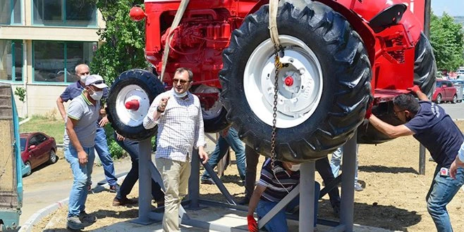  ASIRLIK ANTİKA TRAKTÖRLER MEYDANLARA SÜS OLDU