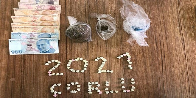  UYUŞTURUCULARI ARACIN KOLTUKLARININ ALTINA GİZLEMİŞLER