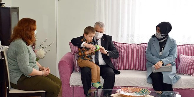 VALİ AZİZ YILDIRIM ŞEHİT AİLESİNİ ZİYARET ETTİ 