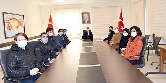 ÖĞRENCİLER HAZIRLADIKLARI DERGİYİ VALİ YILDIRIM`A HEDİYE ETTİ