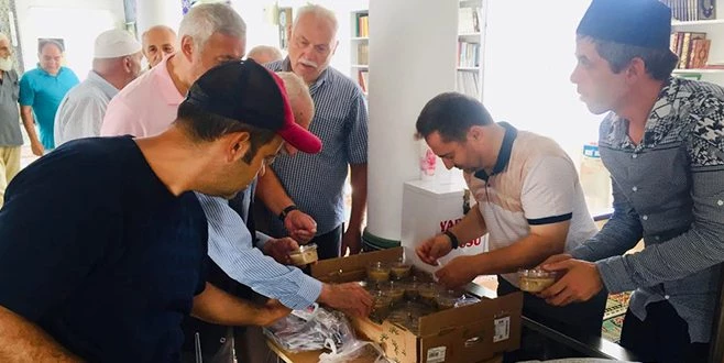 SAHİL CAMİİ`NDE AŞURE İKRAM EDİLDİ