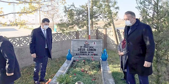 ŞEHİT ÖĞRETMEN KABRİ BAŞINDA ANILDI