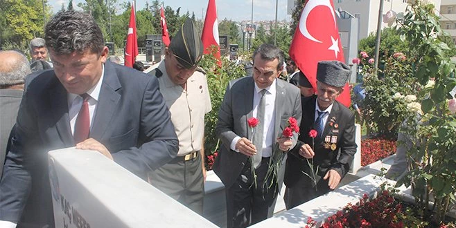 ÇERKEZKÖY`DE ŞEHİTLİK KARANFİL VE DUALARLA ANILDI