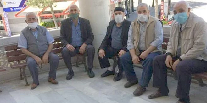 SEVİNÇTEN SOSYAL MESAFEYİ UNUTTULAR