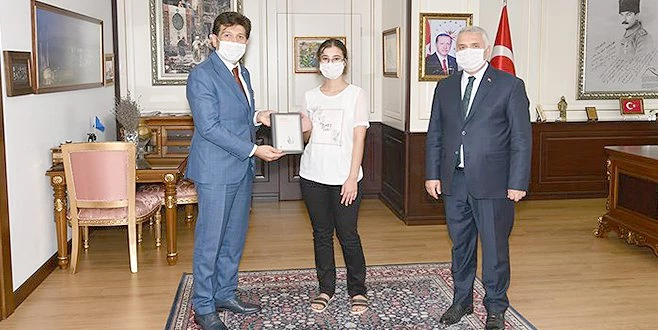 VALİ YILDIRIM BAŞARILI ÖĞRENCİ SARIKAYA?YI MAKAMINDA KABUL ETTİ