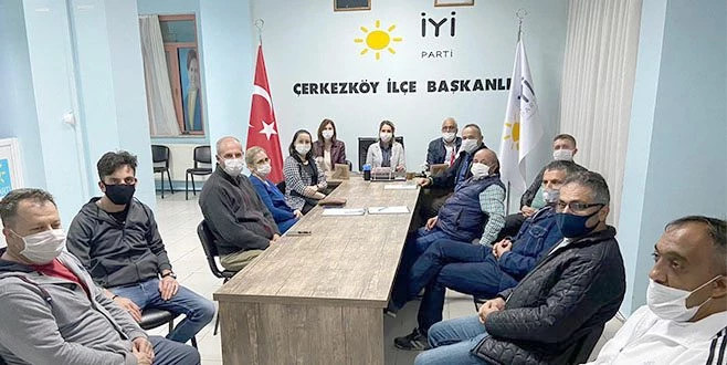 İYİ PARTİ`DEN YASAK ÖNCESİ SOSYAL MESAFELİ BAYRAMLAŞMA
