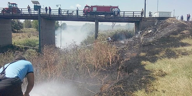 OTOMOBİLDEN ATILAN İZMARİT YANGIN ÇIKARDI