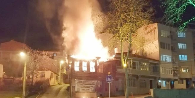 TARİHİ AHŞAP BİNA CAYIR CAYIR YANDI