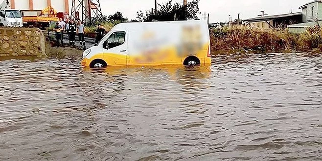 TEKİRDAĞ?DA SAĞANAKTA ARAÇLAR SUYA GÖMÜLDÜ