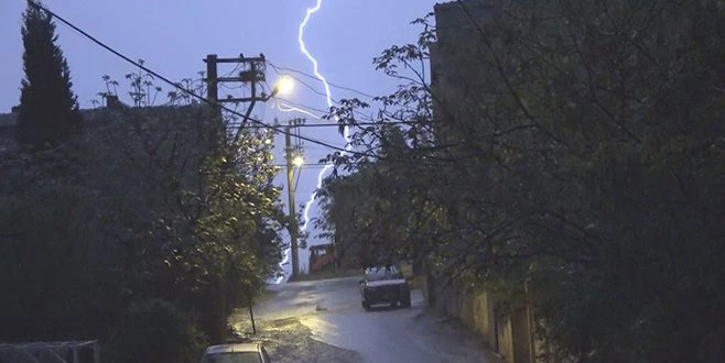 TEKİRDAĞ`DA GECEYİ ŞİMŞEKLER AYDINLATTI